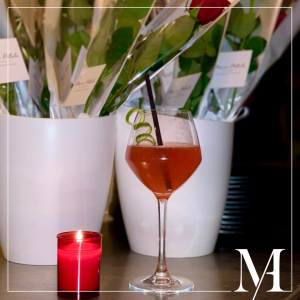 Photo d'un cocktail de St-Valentin avec une bougie