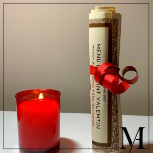 Photo d'un menu de St-Valentin enroulé avec une bougie