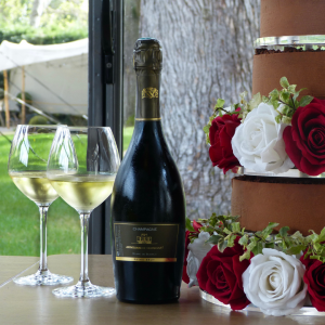Wedding cake chocolat avec bouteille et coupes de champagne remplies
