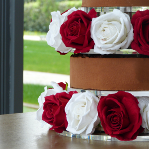 Wedding cake chocolat avec fleurs rouges et blanches