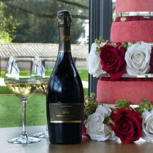 Wedding cake fruits rouges avec bouteille et coupes de champagne remplies
