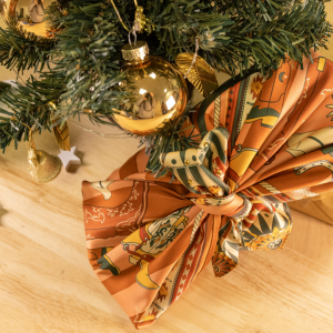 Photo d'un cadeau emballé façon Furoshiki sous un sapin de Noël