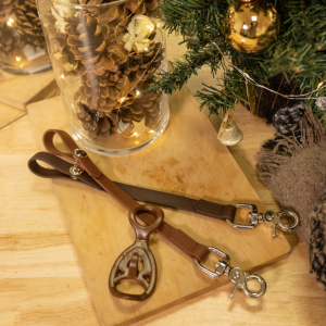 Photo d'accessoires d'équitation sous un sapin de Noël