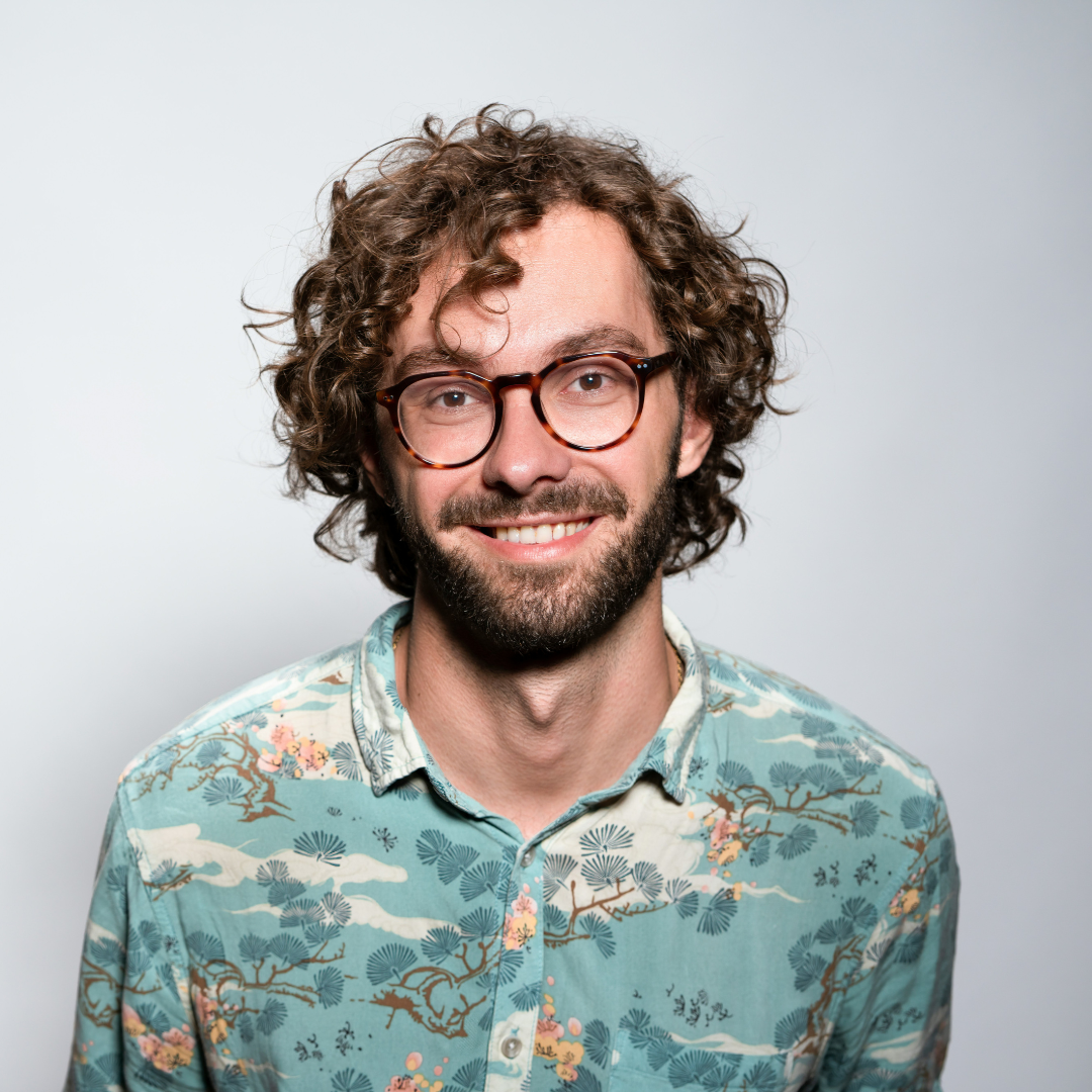 homme fictif 1 avec une chemise à motifs