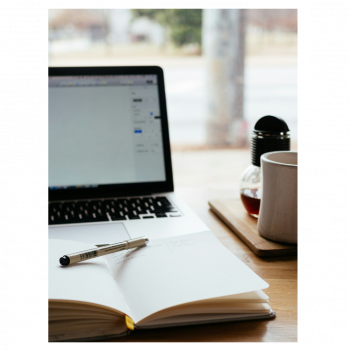 community-management-carnet-ordinateur-portable Community management, carnet posé devant un ordinateur portable