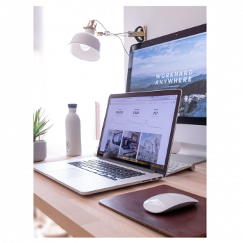 design-site-web-image-service Design site web, ordinateur portable posé sur un bureau devant un ordinateur fixe